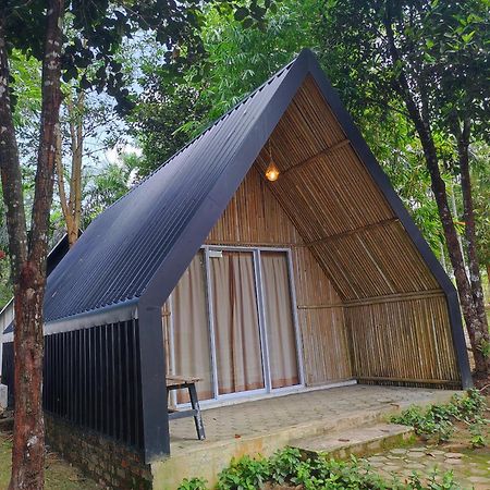 "D'Bamboo Kamp" Desa Wisata Ekang ラゴイ エクステリア 写真