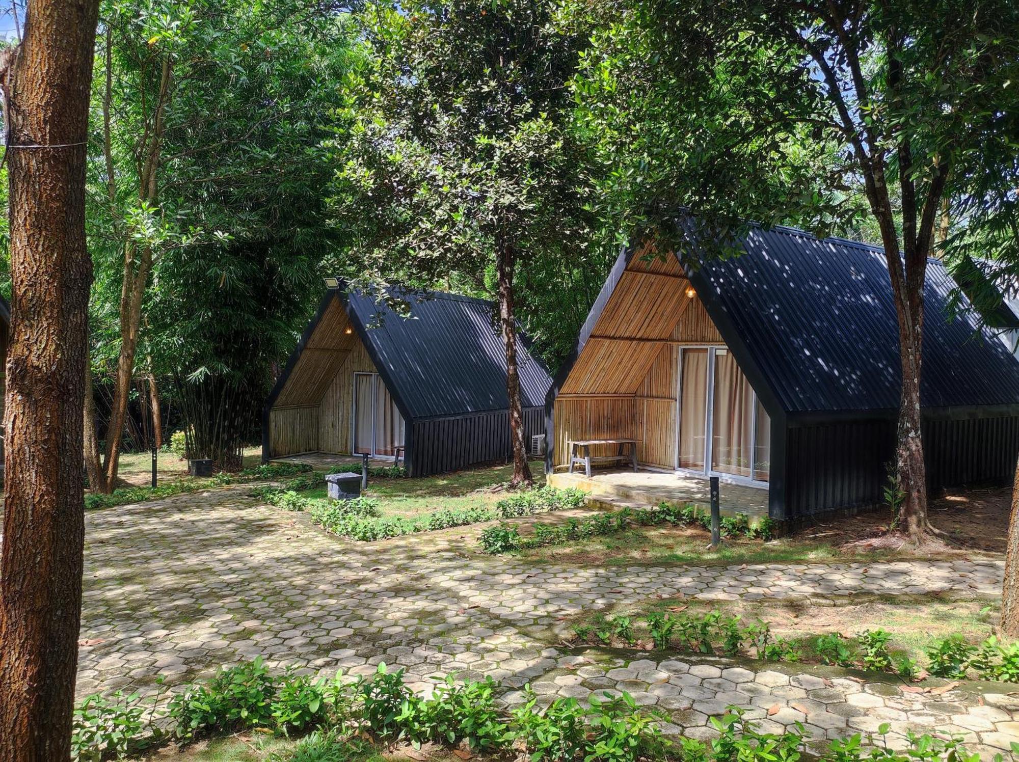 "D'Bamboo Kamp" Desa Wisata Ekang ラゴイ エクステリア 写真