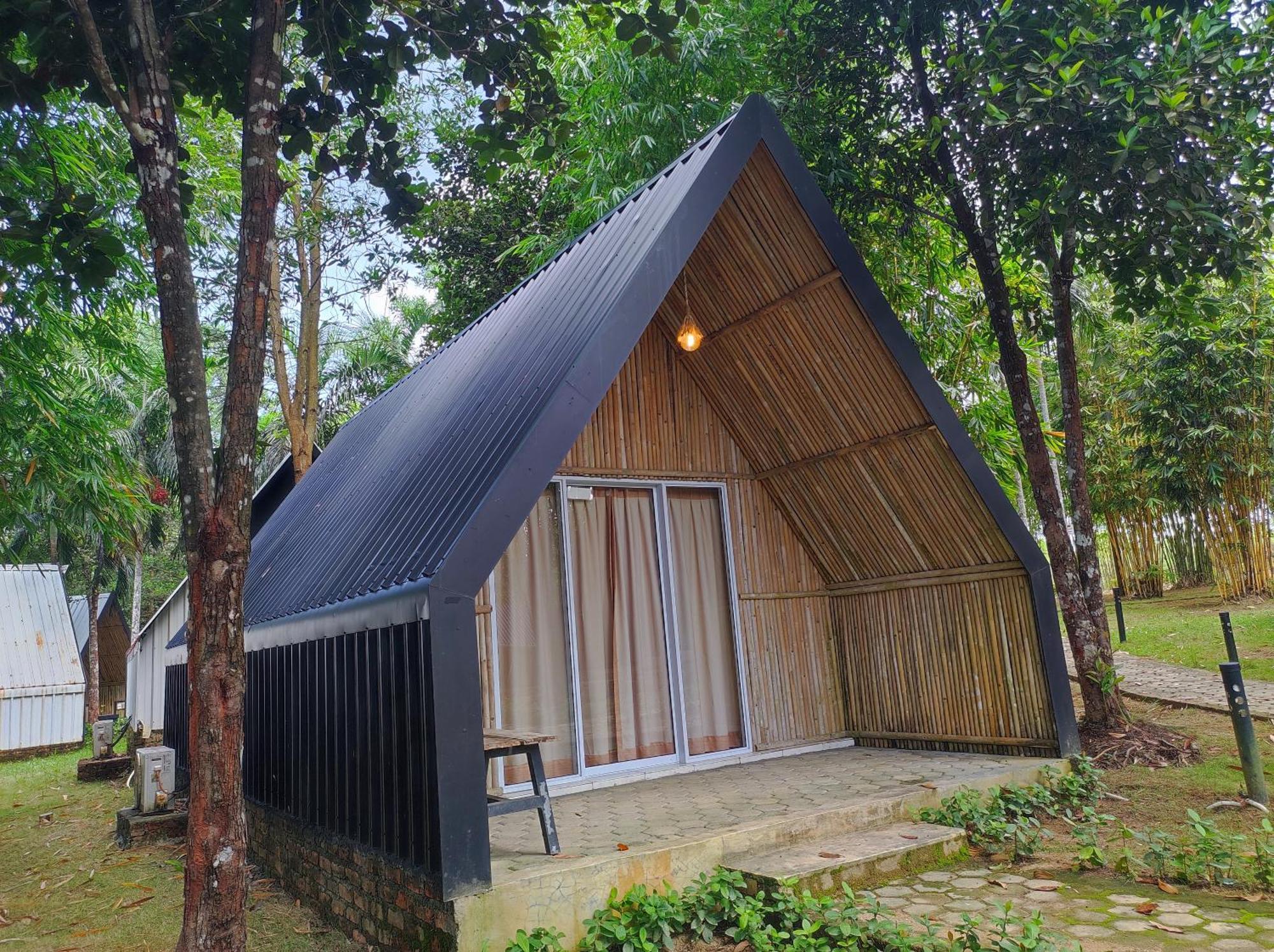 "D'Bamboo Kamp" Desa Wisata Ekang ラゴイ エクステリア 写真