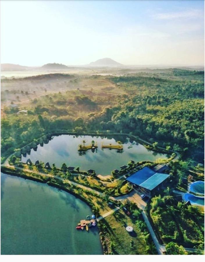 "D'Bamboo Kamp" Desa Wisata Ekang ラゴイ エクステリア 写真
